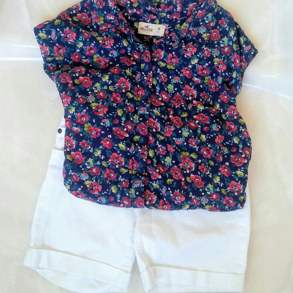 Hollister Tops - Hollister Floral Crop Top